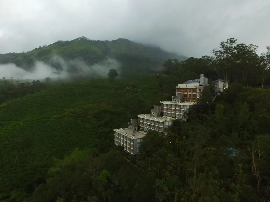 Which are the best three 5-star resorts in Munnar?